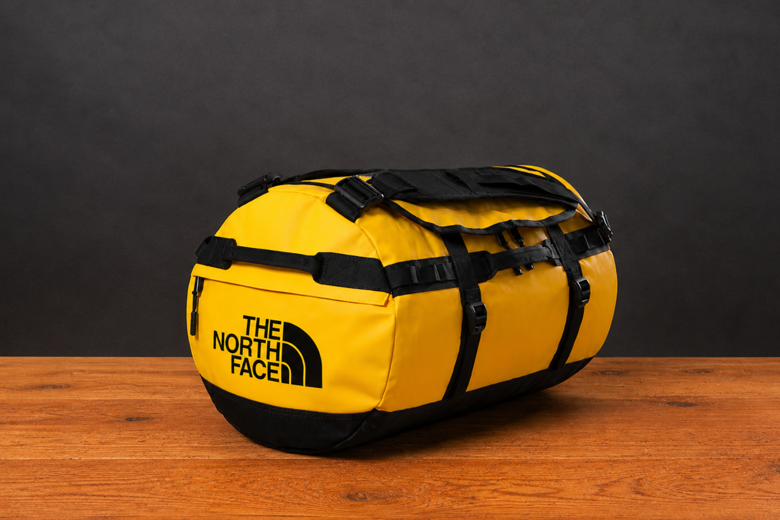 The North Face Duffel Bag S in verschiedenen Farben als hochwertiger Werbeartikel mit Logo &ndash; robuste Outdoor Tasche f&uuml;r Mitarbeitergeschenke und Reisen.