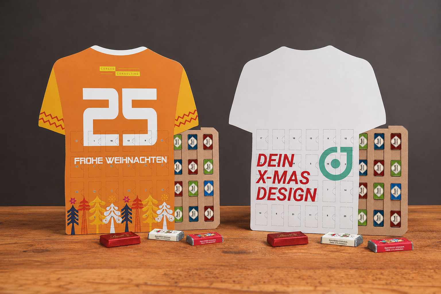 Personalisierte Trikot-Adventskalender mit Schokolade von werbemax auf rustikalem Holztisch &ndash; weihnachtliches Produktdesign in heller Studio-Atmosph&auml;re.