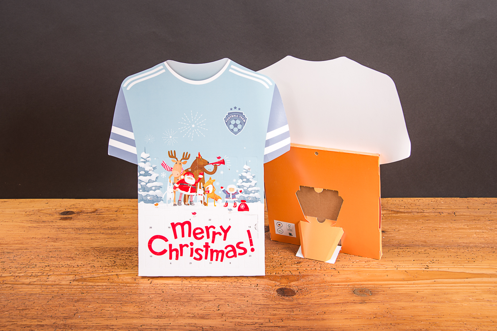 Adventskalender in Trikotform mit Weihnachtsmotiv als personalisierter Werbeartikel.