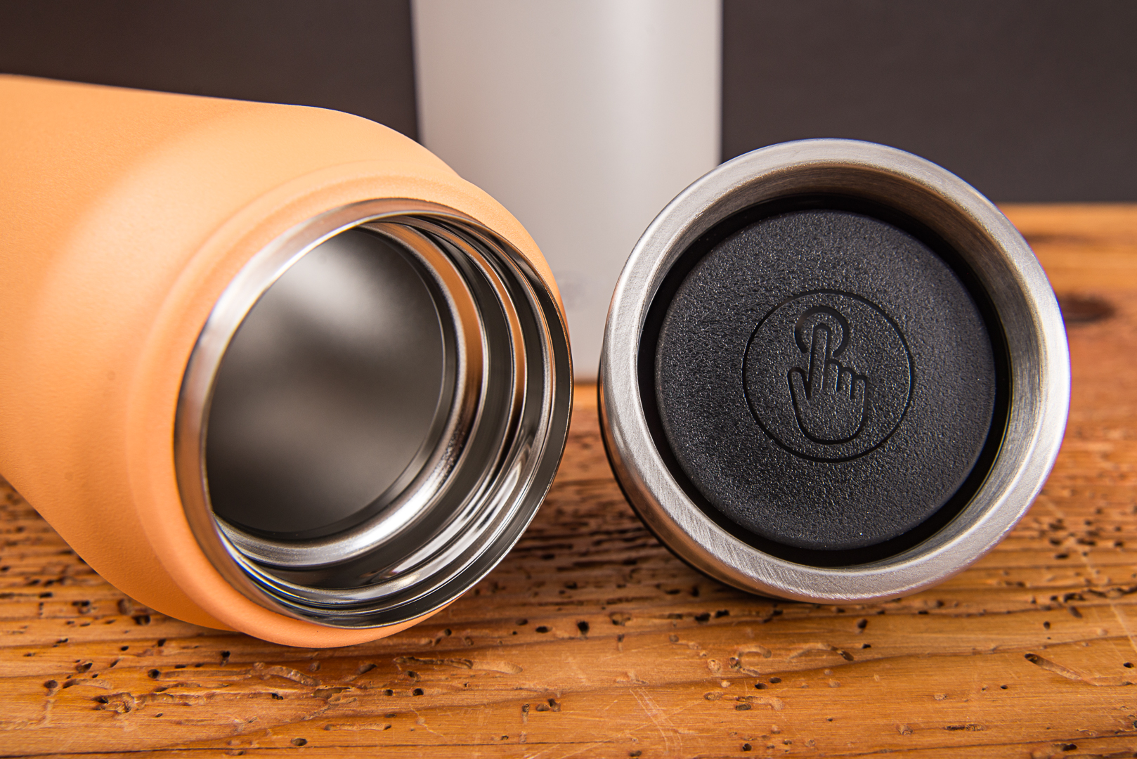 Detailaufnahme des ge&ouml;ffneten alfi Pure Drinking Mug Thermosbechers aus Edelstahl mit Blick auf das geschmacksneutrale Innere und den zerlegbaren Push-Button-Verschluss f&uuml;r die professionelle Markenpr&auml;sentation von werbemax.