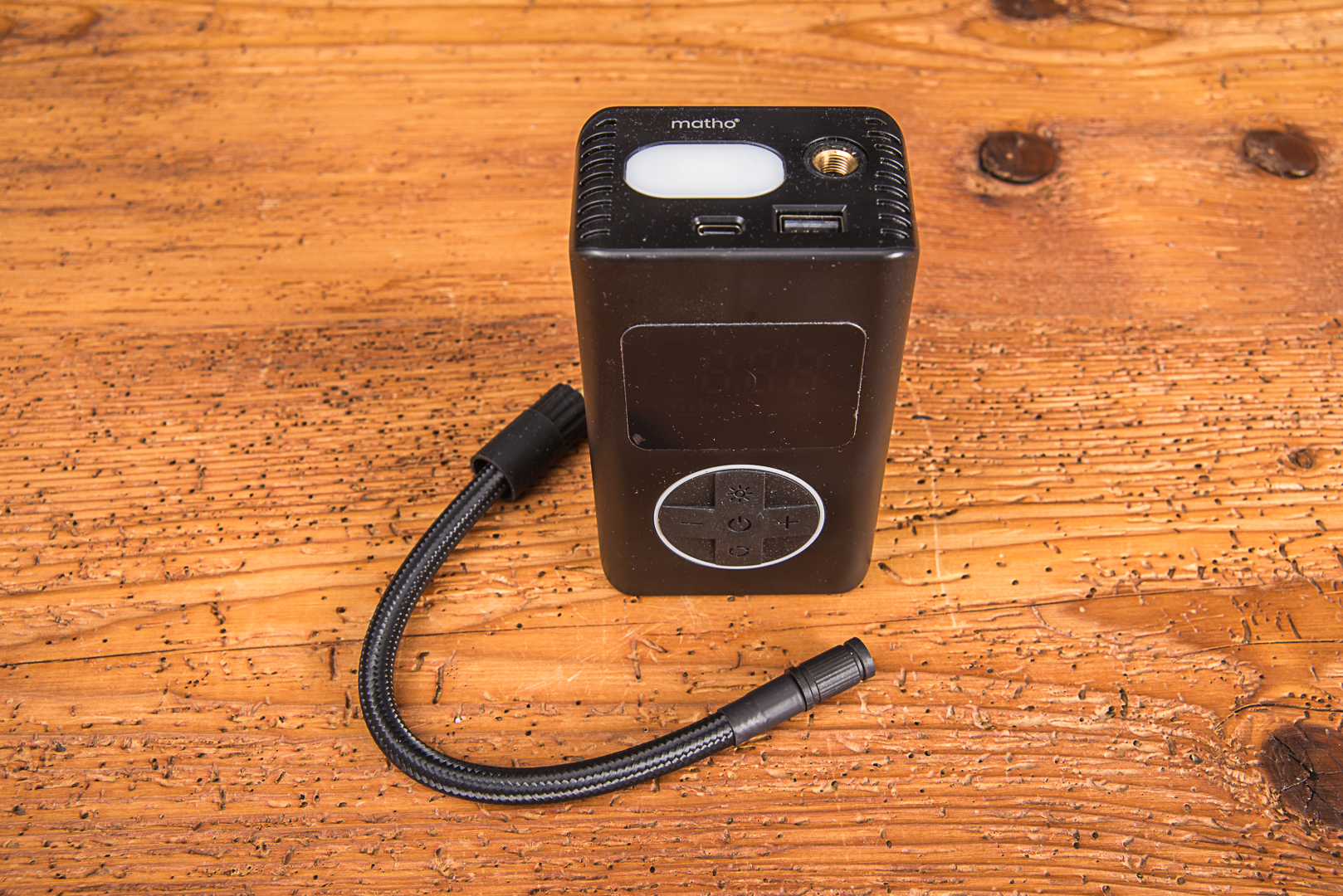 Draufsicht der PUMP Akkupumpe von werbemax mit Fokus auf das integrierte LED-Licht, USB-Anschl&uuml;sse und den Gewindeanschluss f&uuml;r den Luftschlauch.