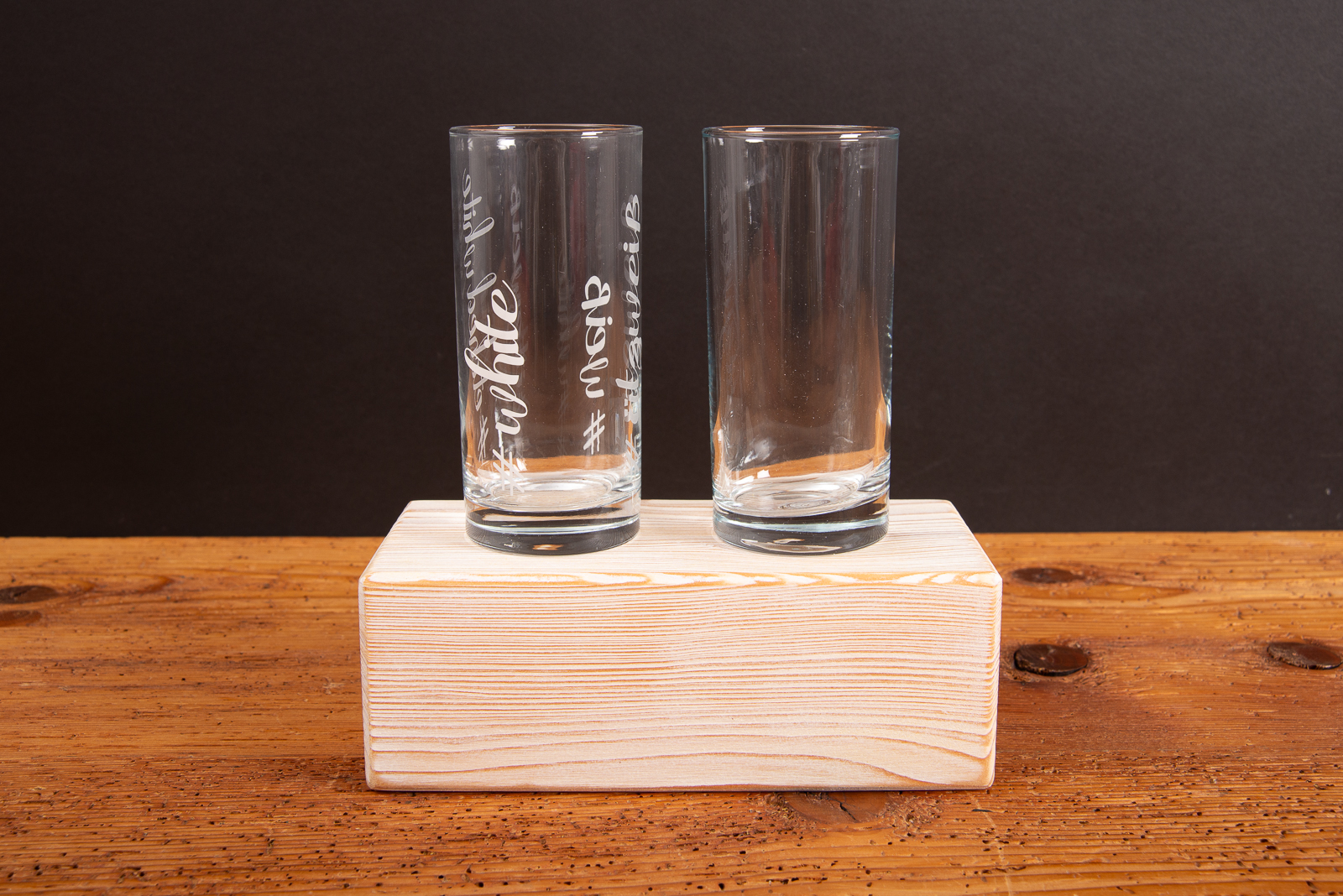 Becherglas Amsterdam 29 cl mit hochwertigem Logodruck von B&ouml;ckling auf Holzsockel pr&auml;sentiert