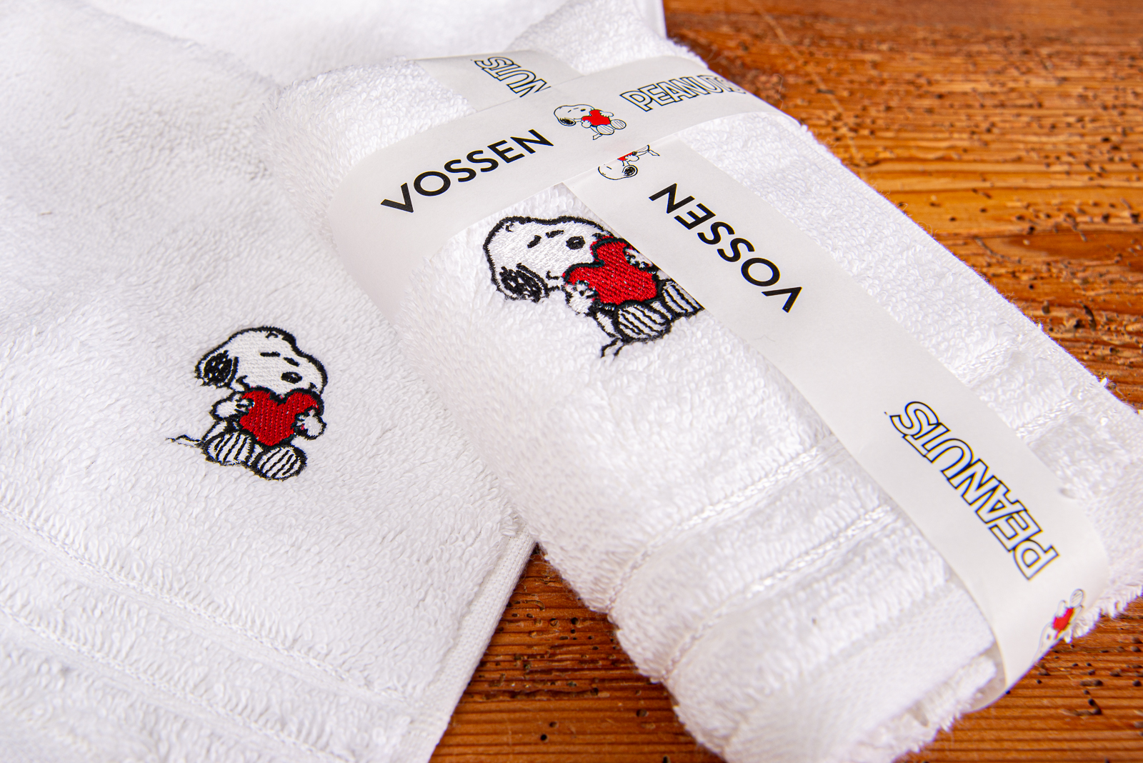 Detailaufnahme von wei&szlig;en Vossen Handt&uuml;chern mit Snoopy Stickerei und Vossen Label