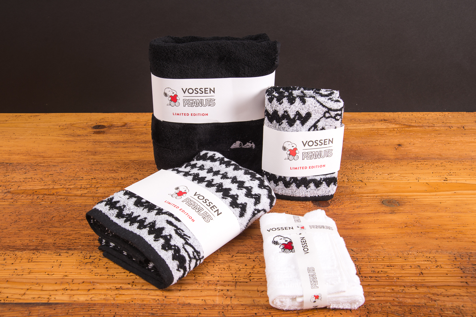 Vossen Peanuts Handt&uuml;cher mit Charlie Brown Streifenmotiv und wei&szlig;em Snoopy Handtuch