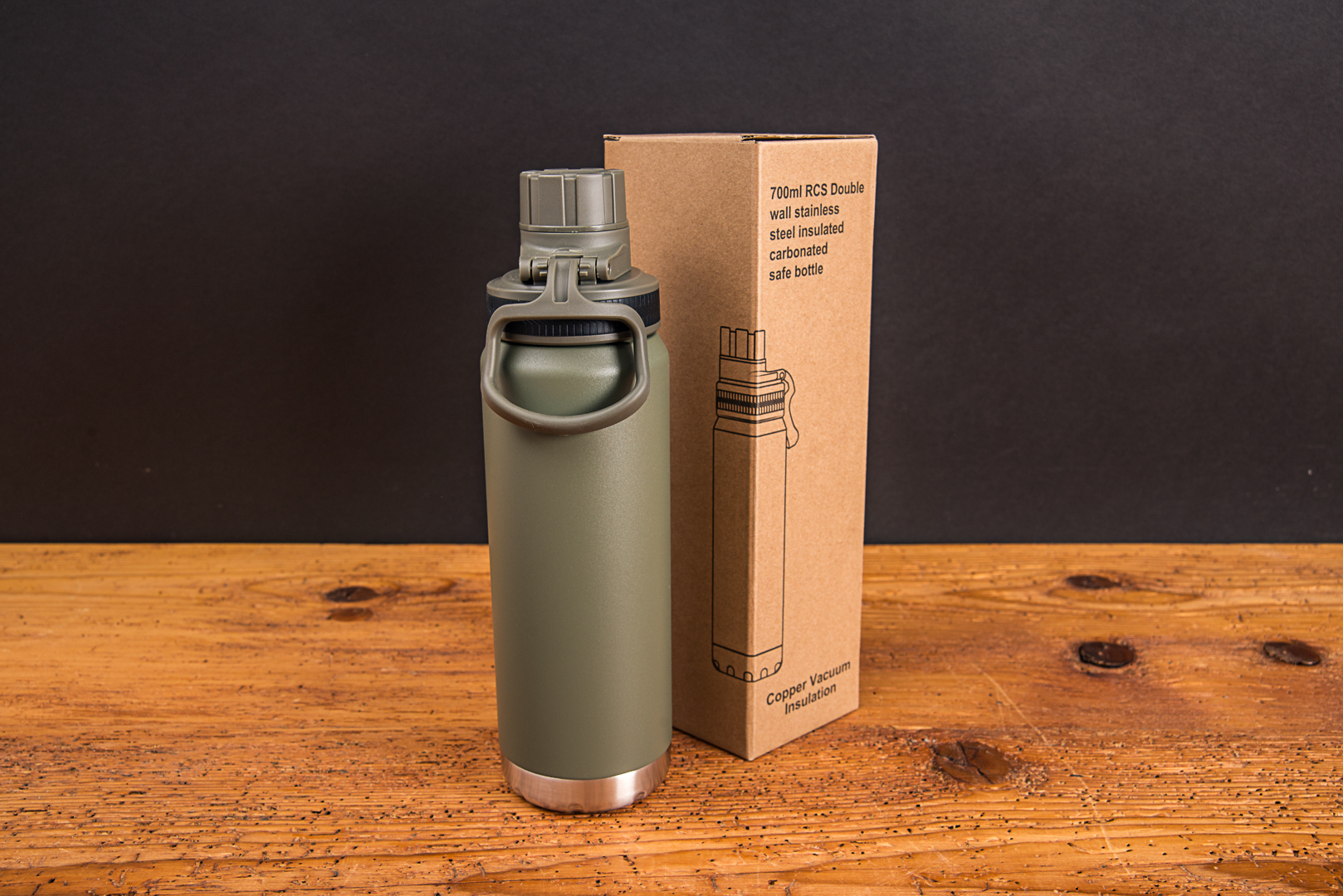 Fortis Edelstahl-Trinkflasche in Khaki-Gr&uuml;n mit umweltfreundlicher Einzelverpackung aus Karton &ndash; ideal als nachhaltiges Kundengeschenk und Mitarbeiterpr&auml;sent.