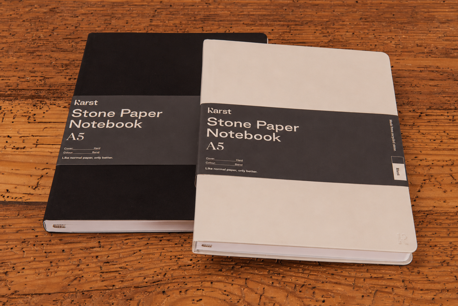 Nachhaltige Karst Stone Paper Notizb&uuml;cher in Schwarz und Beige als hochwertige Werbeartikel.