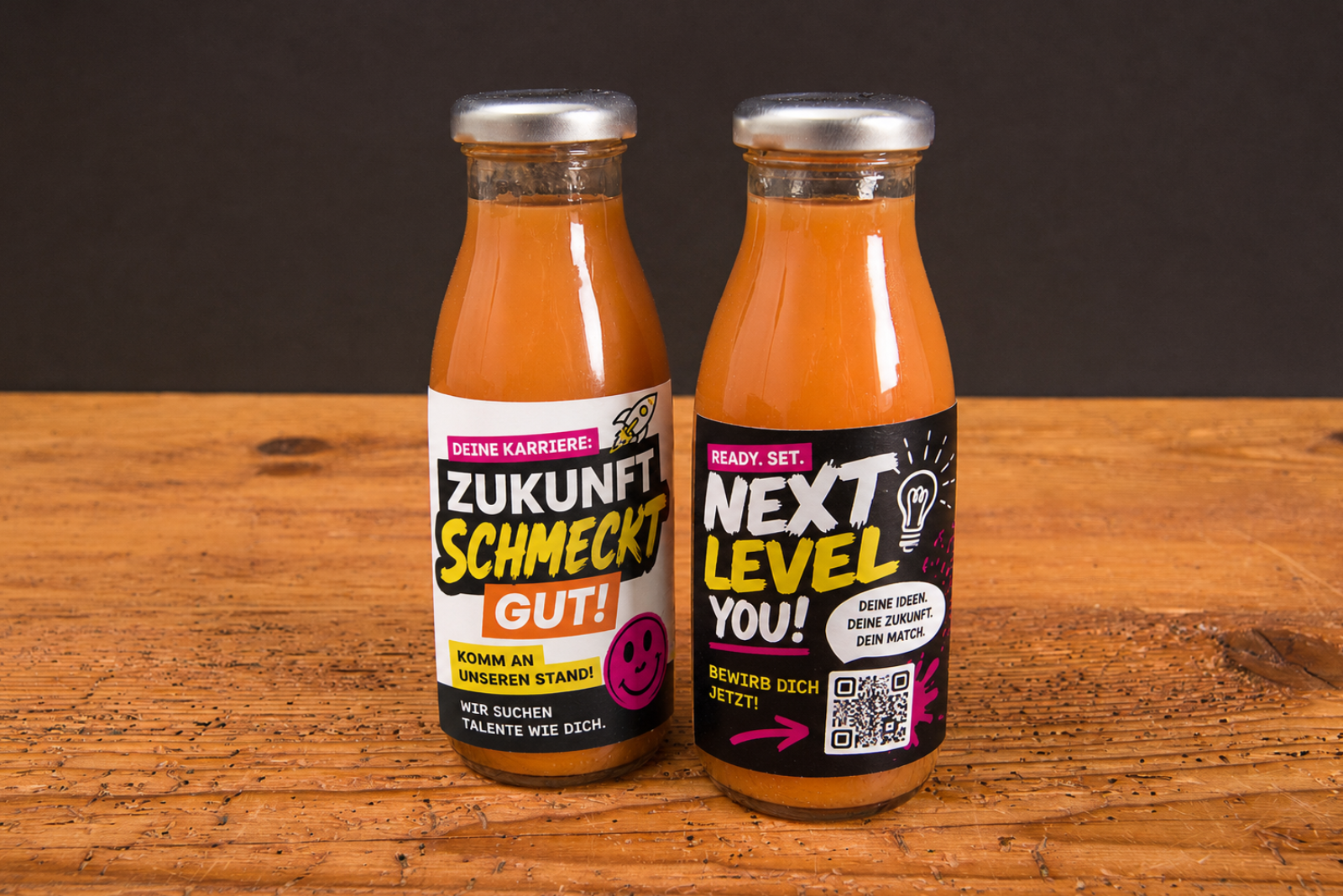 Smoothie-Flaschen mit auff&auml;lligem Karriere-Etikett f&uuml;r Bewerbermessen und Recruiting-Events. Kreative Arbeitgeberwerbung mit QR-Code.