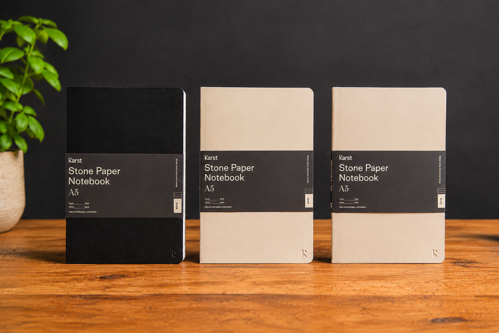 Nachhaltige Karst Stone Paper Notizb&uuml;cher in verschiedenen Farben und Varianten als hochwertige Produktpr&auml;sentation auf Holztisch.