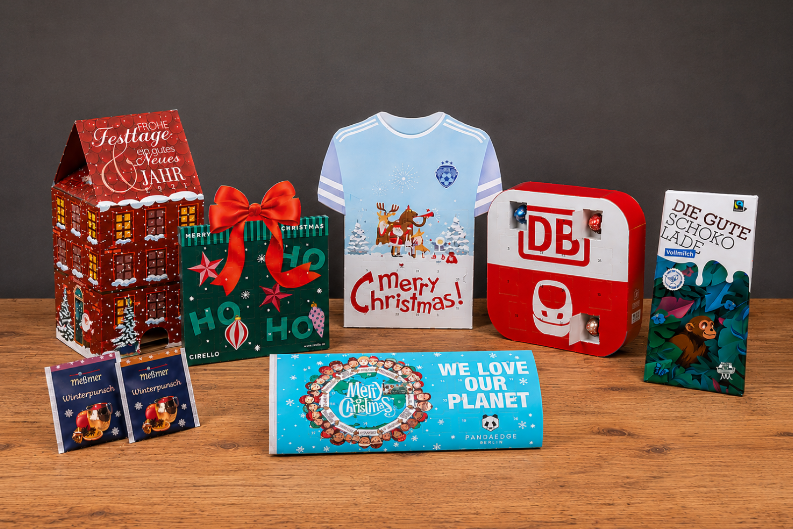 Auswahl nachhaltiger Adventskalender mit Logo f&uuml;r Unternehmen, darunter Fairtrade-Schokolade, Tee-Adventskalender und FSC&reg;-zertifizierte Werbegeschenke.