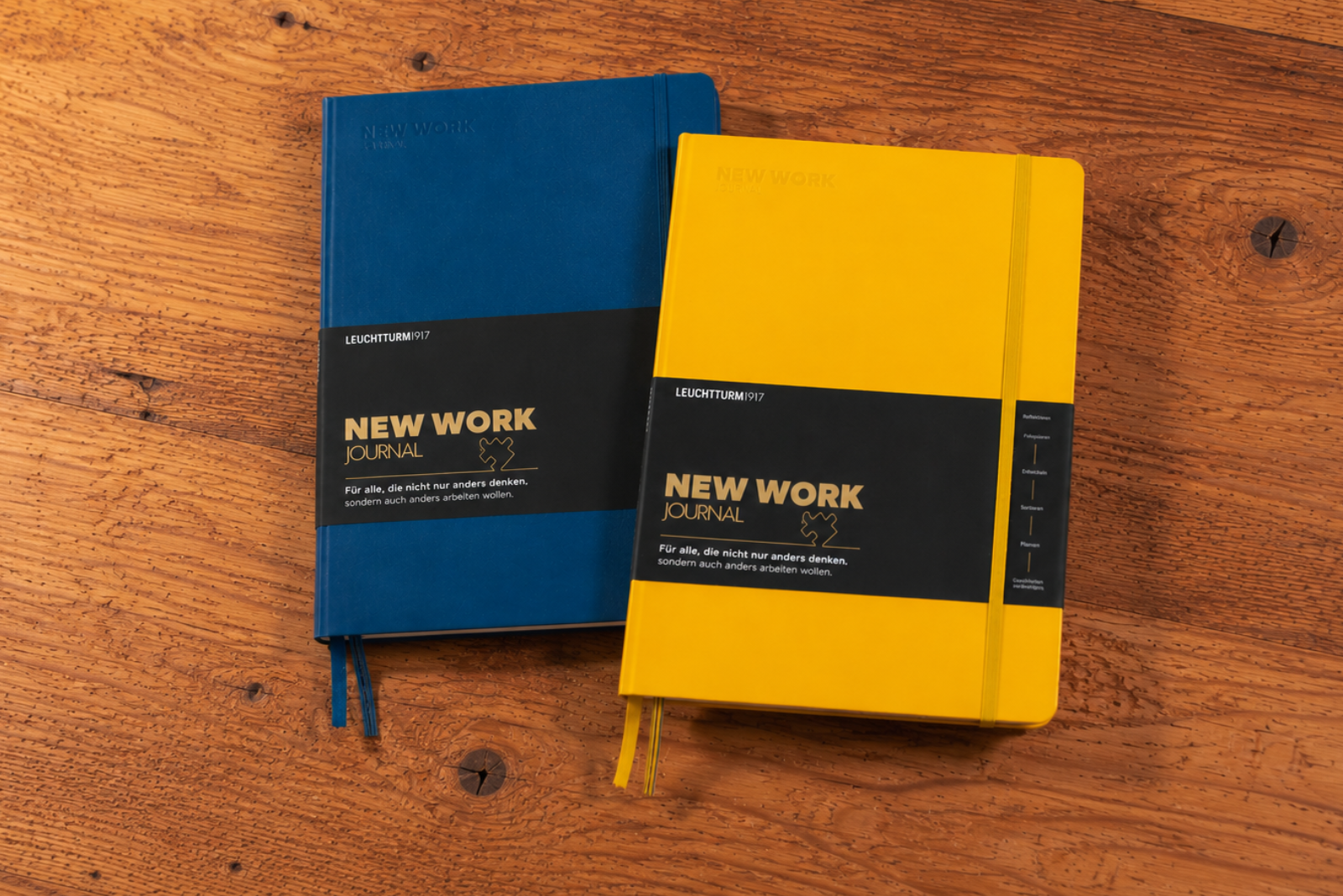 New Work Journal von LEUCHTTURM1917 in Blau und Gelb auf Holztisch &ndash; hochwertiges Mitarbeitergeschenk f&uuml;r Onboarding, Bef&ouml;rderungen, Ausbildungs&uuml;bernahmen und Change-Prozesse.