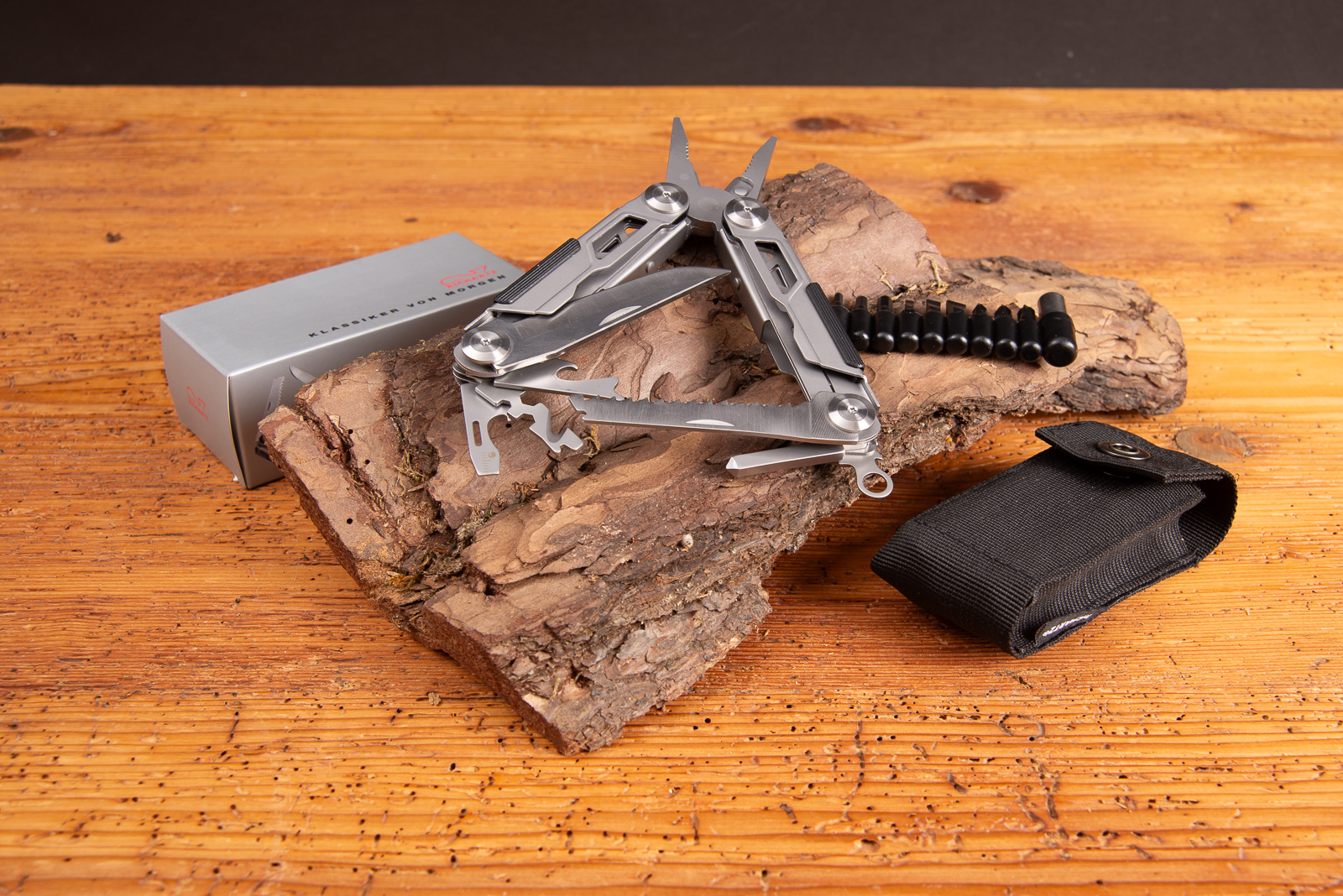 Ge&ouml;ffnetes Richartz EXOTOOL 24+ Multitool mit Gravur, Etui und Verpackung als praktisches Werkzeug-Werbegeschenk