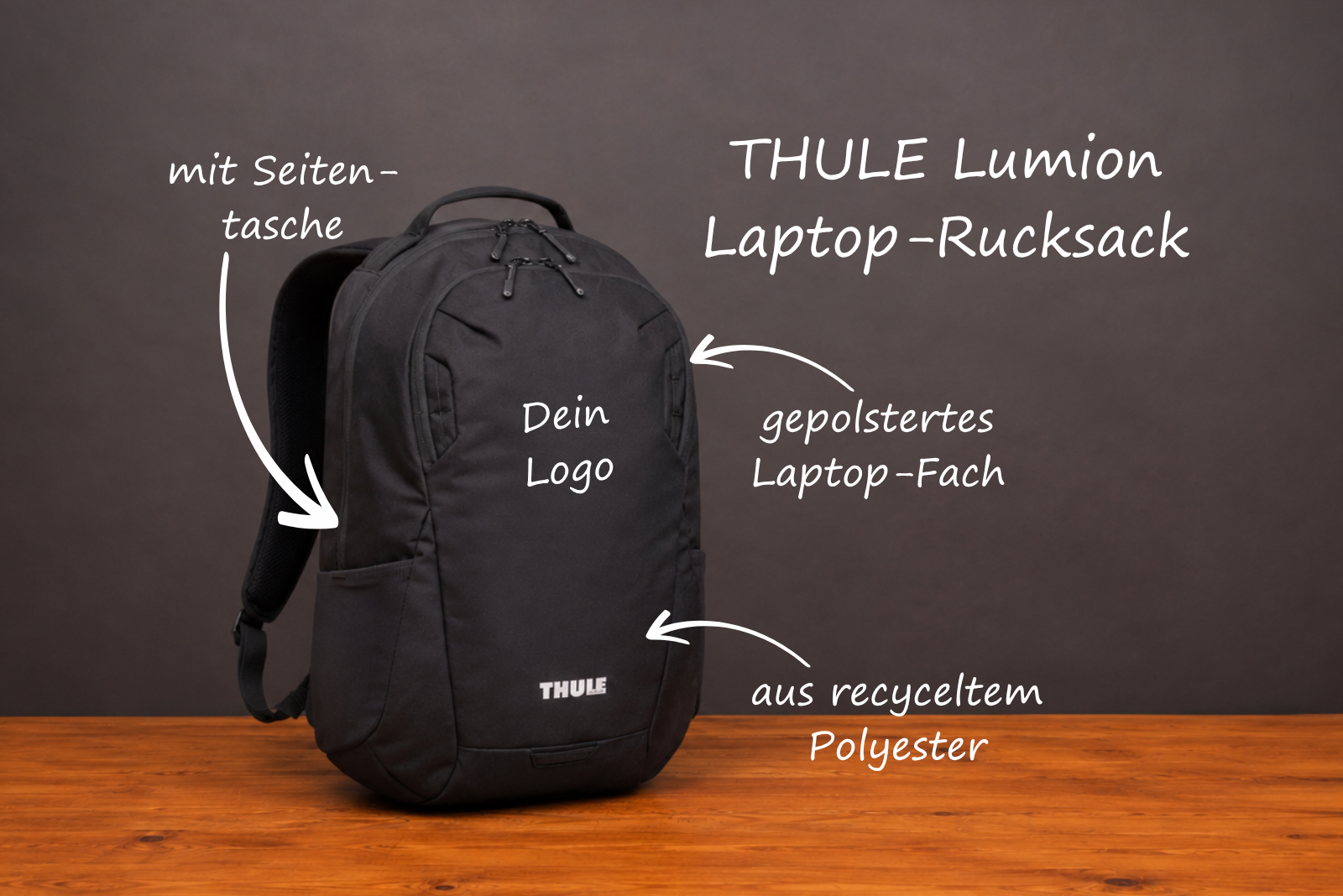Thule Lumion Business-Rucksack mit Logo als Premium-Werbeartikel auf Holztisch mit Produktvorteilen.