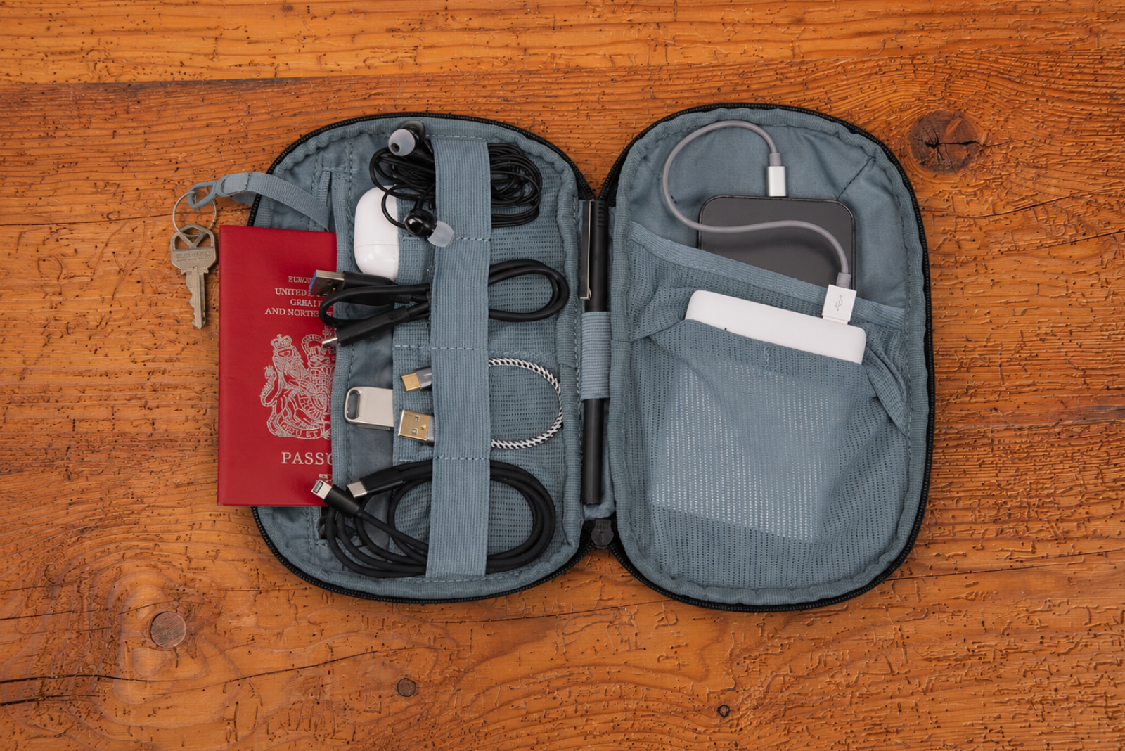 Thule Subterra 2 PowerShuttle Organizer zur Aufbewahrung von Kabeln, Powerbank, Reisepass und technischem Zubeh&ouml;r.