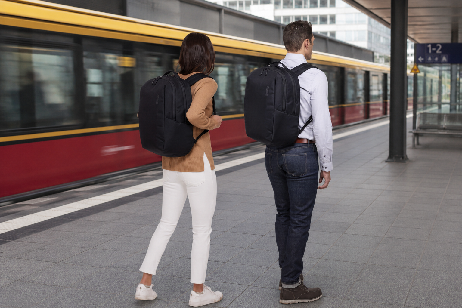 Thule Subterra 2 Rucksack im t&auml;glichen Einsatz auf dem Weg zur Arbeit und auf Gesch&auml;ftsreisen.