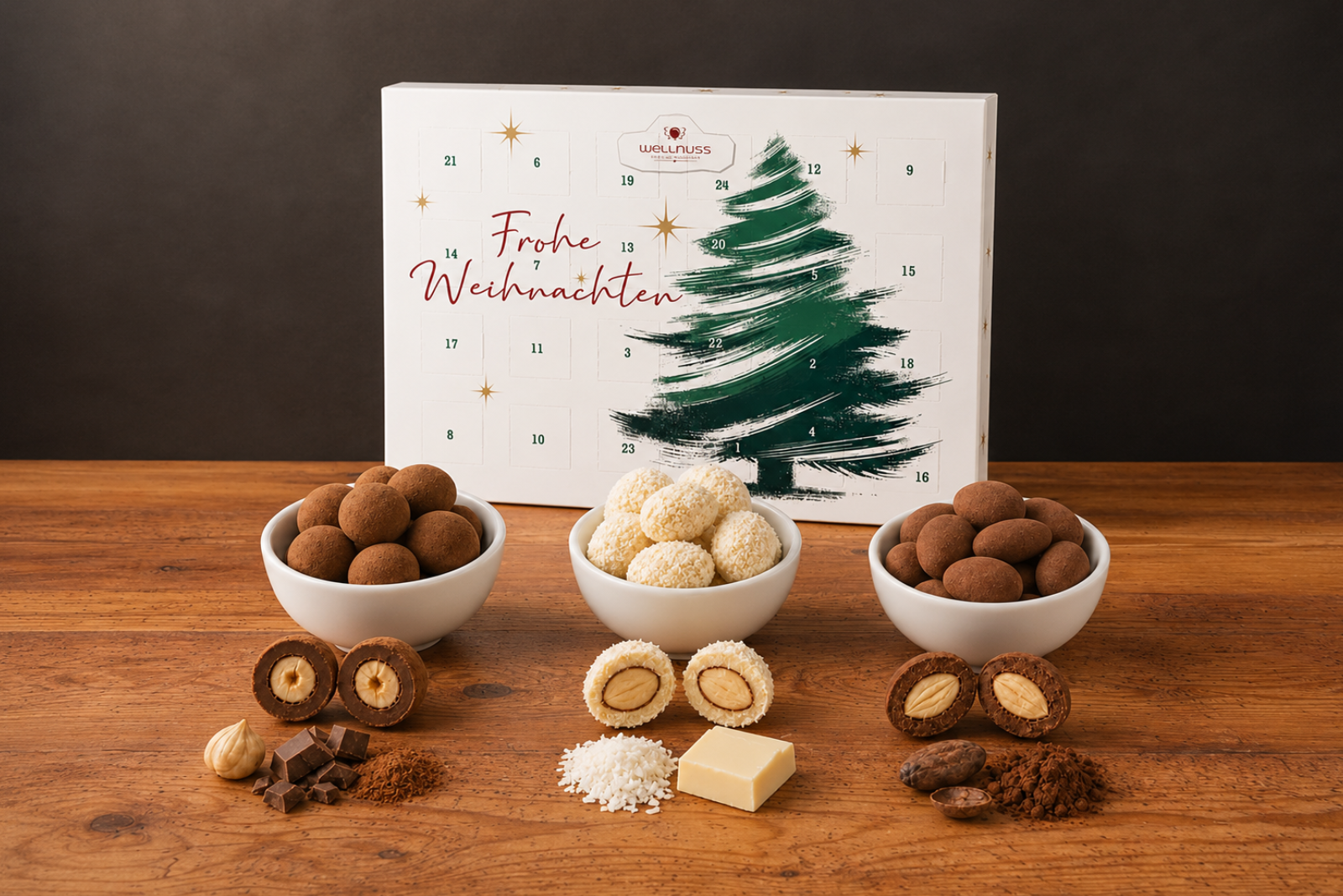 Adventskalender mit drei kombinierbaren F&uuml;llvarianten aus Schokolade, Kokos und Mandeln auf rustikaler Holzplatte vor dunklem Hintergrund.