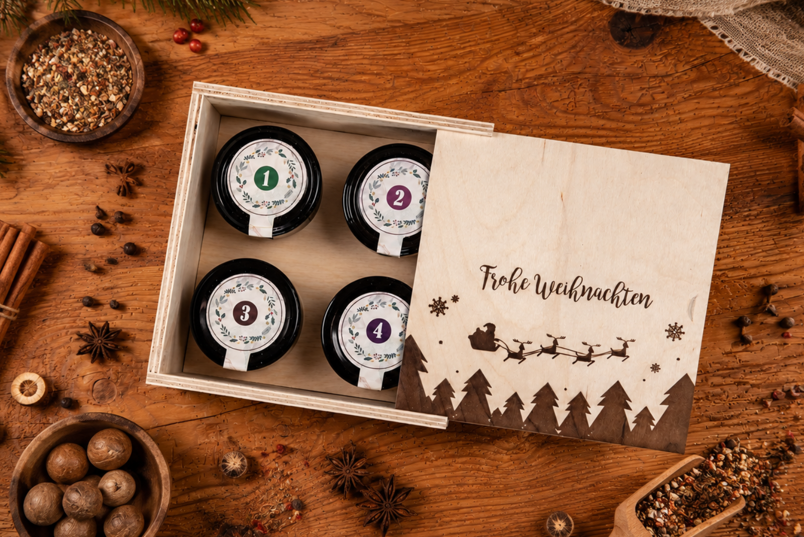 Hochwertiger Gew&uuml;rz-Adventskalender in Holzbox mit weihnachtlicher Gew&uuml;rzdekoration &ndash; nachhaltiger Adventskalender f&uuml;r Unternehmen und Mitarbeitende.