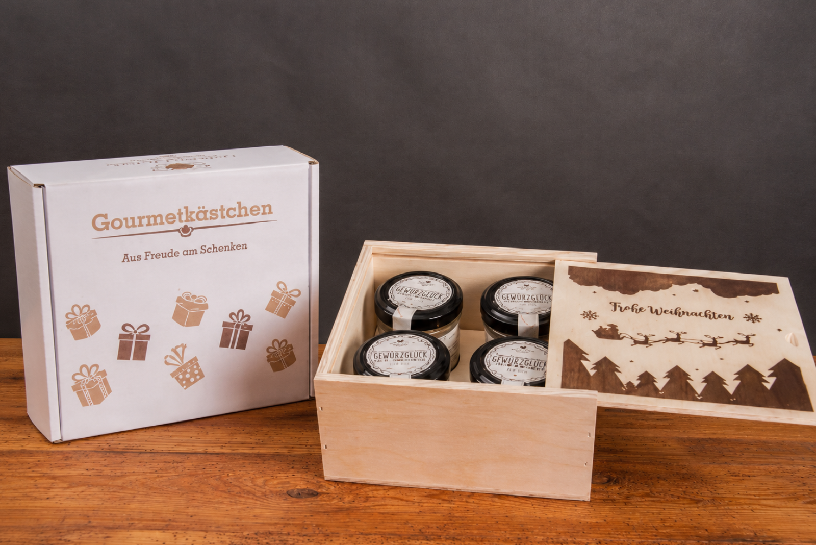 Gourmetk&auml;stchen gef&uuml;llt mit vier Gew&uuml;rzgl&auml;sern als weihnachtliches Pr&auml;sent mit Versandbox.
