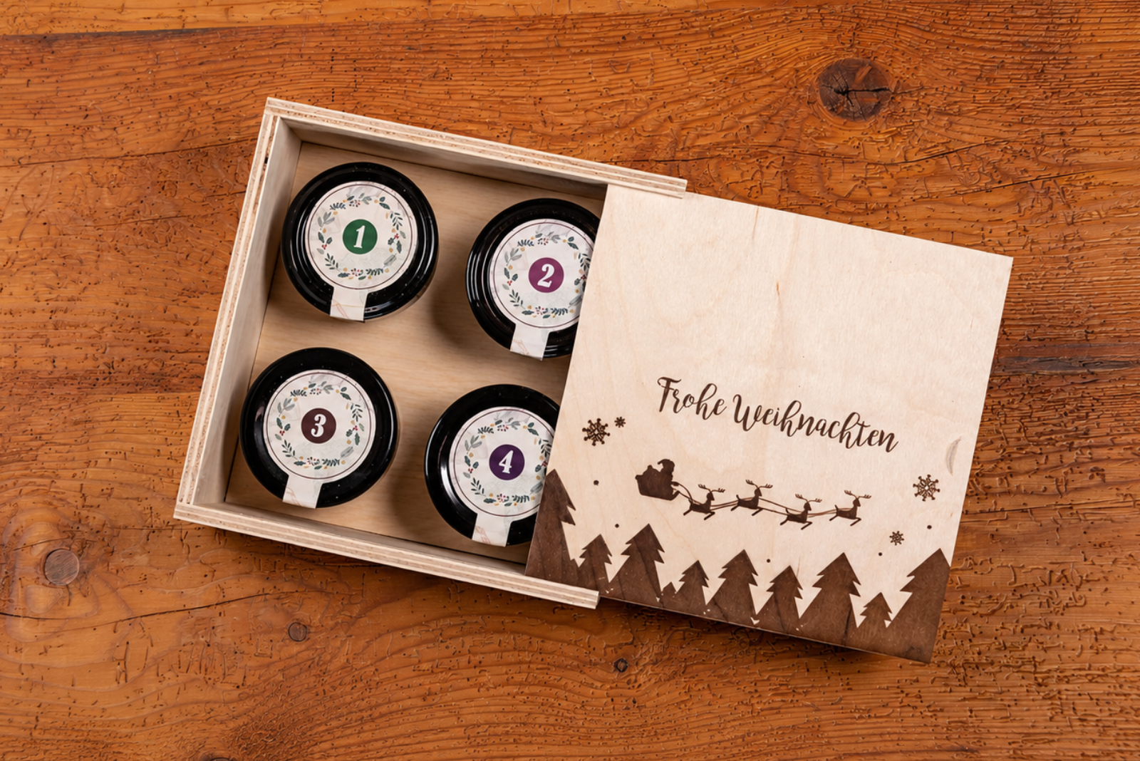 Adventskalender mit Gew&uuml;rzen in dekorativer Holzbox &ndash; nachhaltige Geschenkidee f&uuml;r Kunden, Mitarbeitende und Gesch&auml;ftspartner.