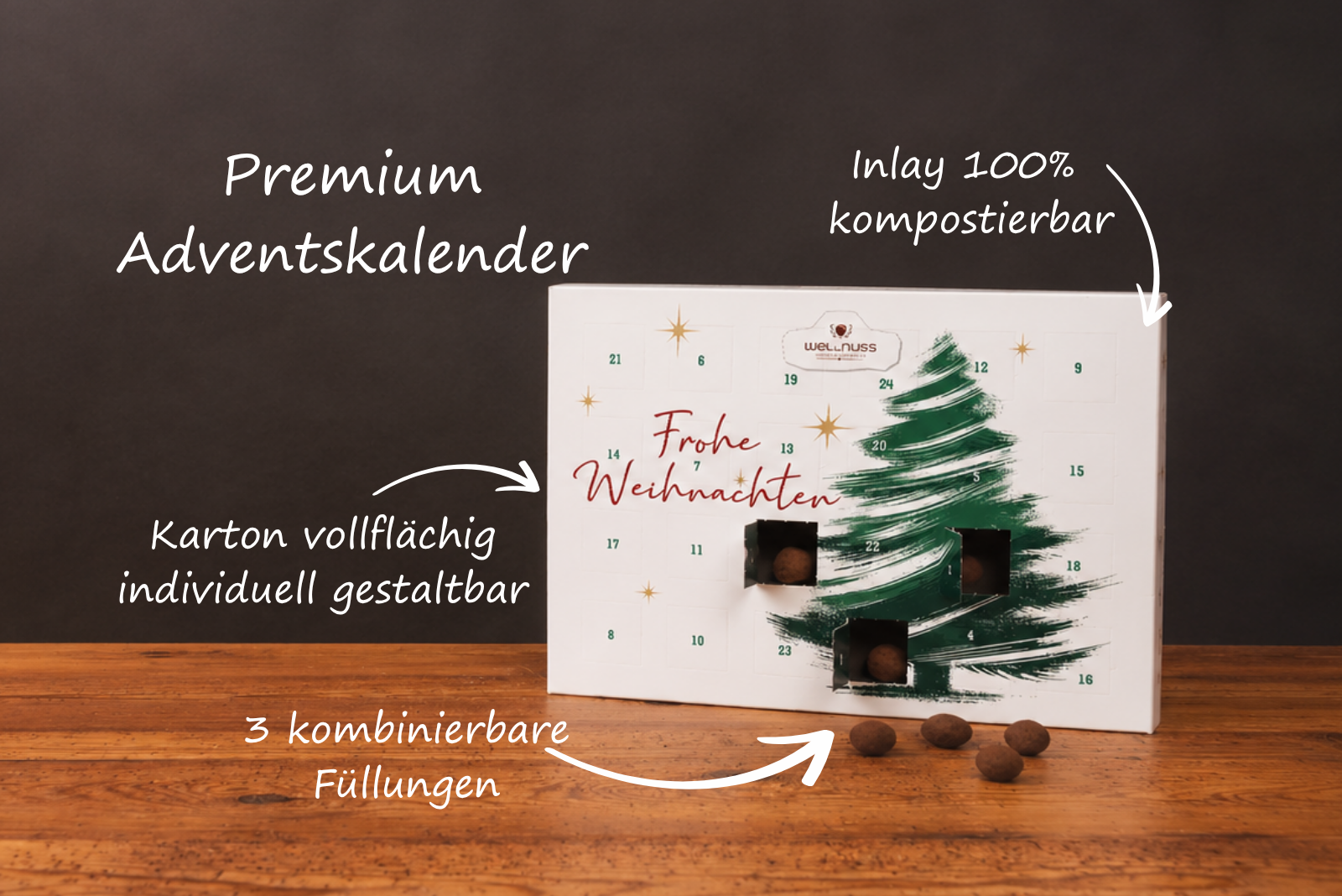 Wellnuss Premium Adventskalender mit Weihnachtsbaum-Motiv auf Holzplatte vor dunklem Hintergrund, gef&uuml;llt mit hochwertigen Snacks.