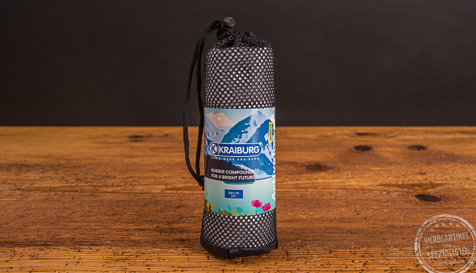 ActiveTowel Badetuch in Verpackung mit Kraiburg Logo als Werbeartikel.