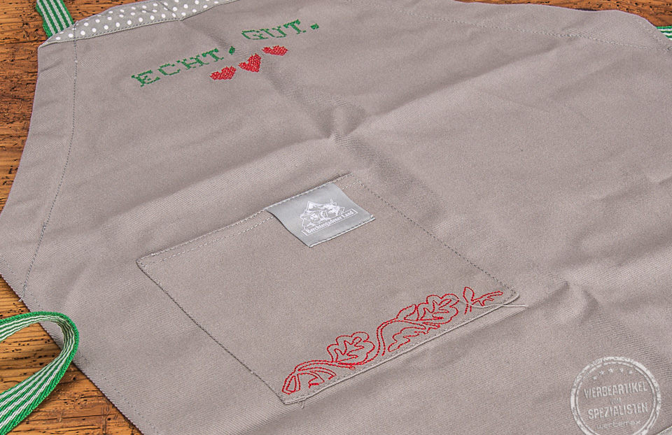 Bestickte Kochsch&uuml;rze in Nahaufnahme