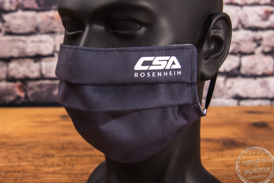 Mund-Nasen-Maske in schwarz als Werbeartikel mit Logo CSA Rosenheim an der Seite bedruckt. 