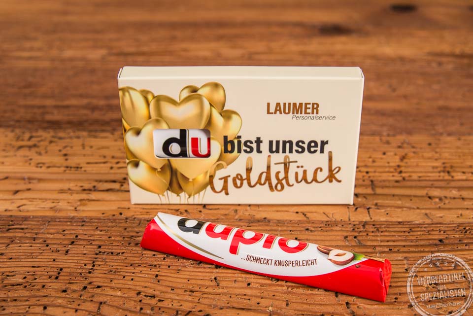 Duplo Schokoriegel im individuell bedruckten Werbeschuber mit der Aufschrift &bdquo;Du bist unser Goldst&uuml;ck&ldquo; und goldenem Herzdesign &ndash; ideal als emotionales Give-away f&uuml;r Mitarbeiter und Kunden.