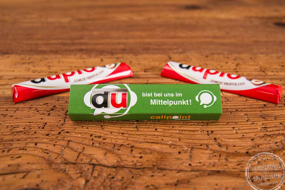 Duplo Schokoriegel im individuell gestalteten 1er-Werbeschuber mit gr&uuml;ner Botschaft &bdquo;Du bist bei uns im Mittelpunkt!&ldquo; &ndash; emotionaler Werbeartikel f&uuml;r Mitarbeiterbindung und Kundenwertsch&auml;tzung.