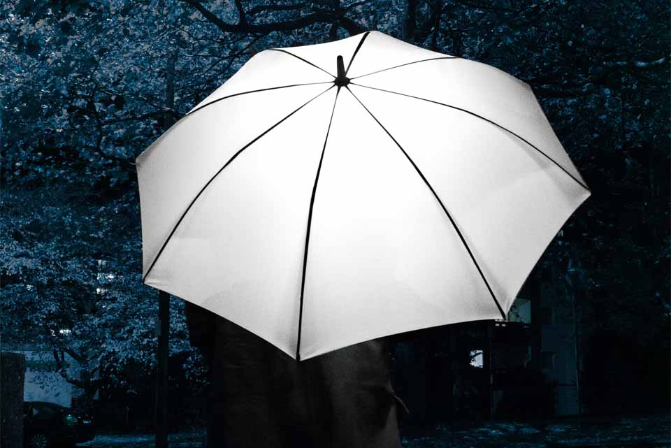 Stockschirm Skylight von Fare in wei&szlig; mit innovativer Innenbeleuchtung als Werbeartikel f&uuml;r Kunden und Mitarbeiter