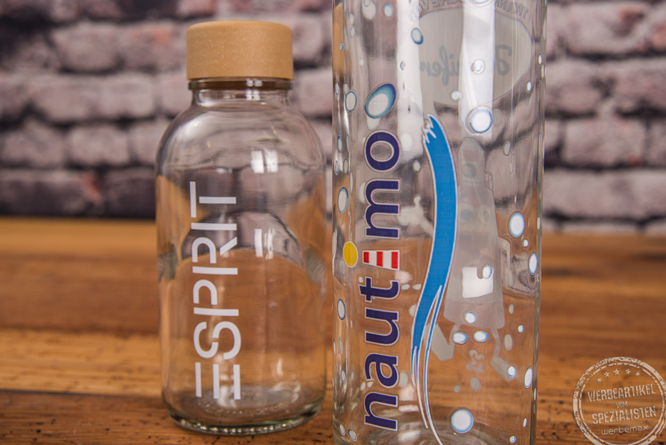 Logo Trinkflasche aus recyceltem Glas als nachhaltiges Merchandise-Produkt.