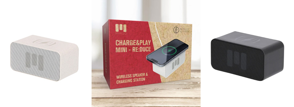 Drei miiego Charge&Play kabellose Lautsprecher in weiß und schwarz lose und in Verpackung.