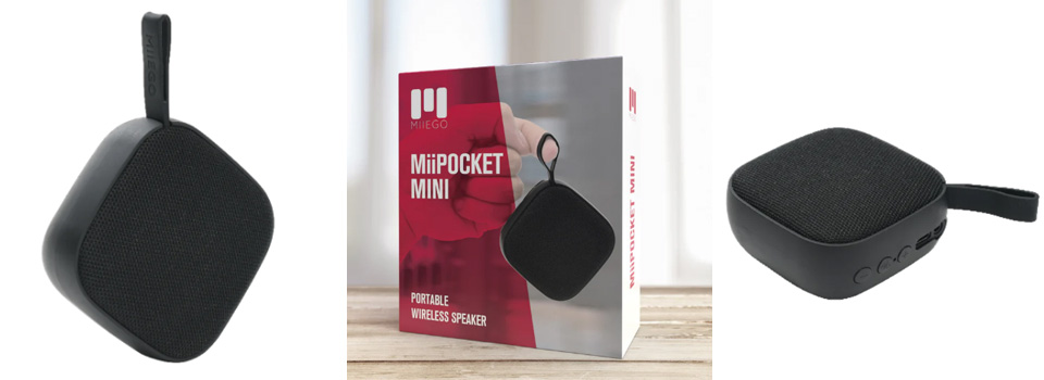 Schwarzer Mini-Lautsprecher MiiPOCKET hängend, in Verpackung und liegend.