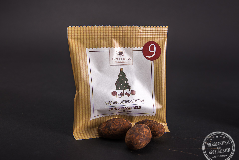 Wellnuss Flowpack mit Tr&uuml;ffelmandeln als s&uuml;&szlig;e kleine Aufmerksamkeit zu Weihnachten &ndash; personalisierbares Werbegeschenk mit Logo von werbemax.