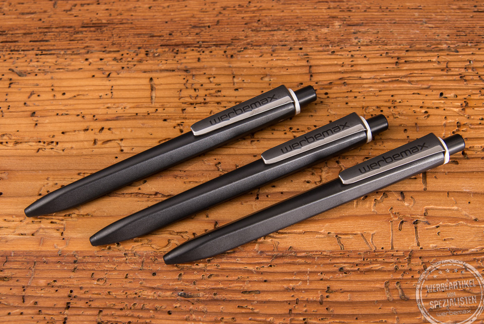 Drei schwarze Kugelschreiber Ridge Recycled mit Logo werbemax auf Metallclip von Ritter Pen. 