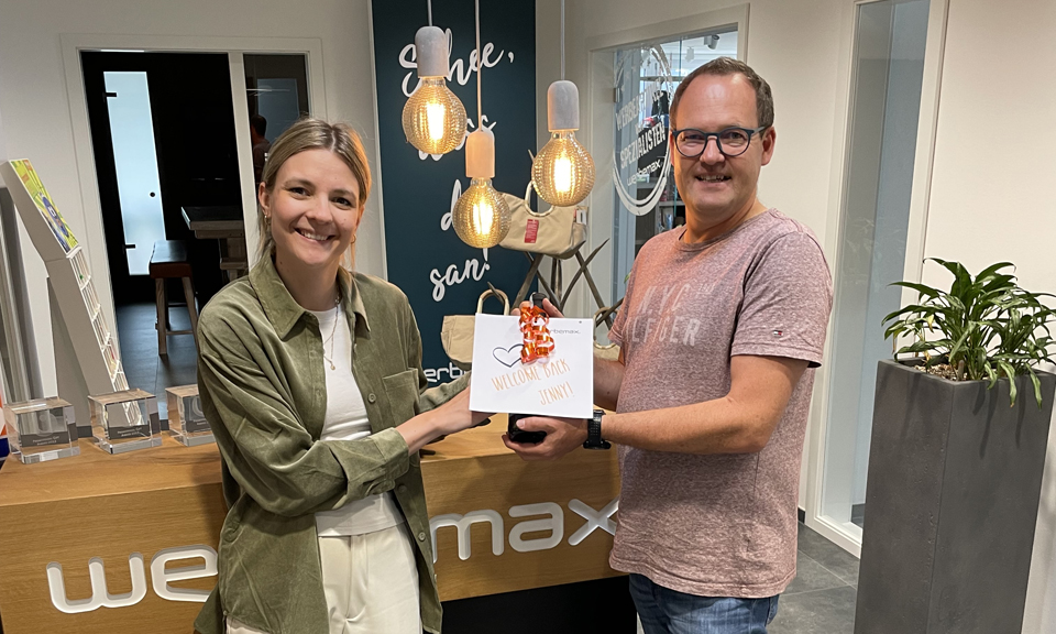 Jennifer Pletzenauer und Christian H&ouml;fling im werbemax Eingangsbereich