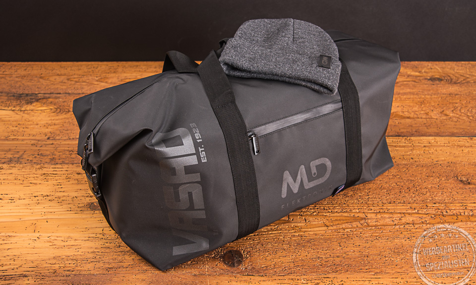 Graue Vasad Weekender und graue Beanie M&uuml;tze mit md elektronik Logo als Mitarbeitergeschenk.