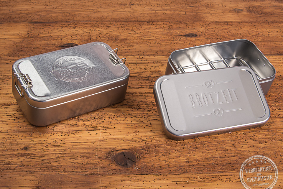 Lunchbox aus Wei&szlig;blech mit Logo als Mitarbeitergeschenk offen und geschlossen auf Holztisch.