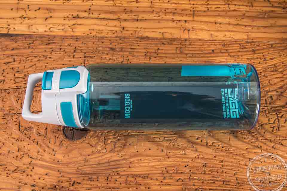 Liegende Sigg Trinkflasche Total Color in der Farbe Acqua als Werbeartikel.