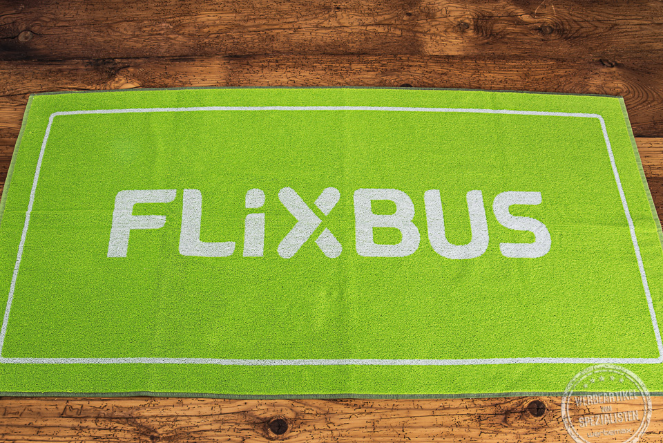 Badetuch f&uuml;r Flixbus in gr&uuml;n mit wei&szlig;er Logoeinwebung