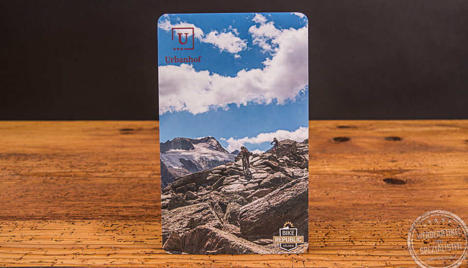 Stehendes Fr&uuml;hst&uuml;cksbrettchen personalisiert f&uuml;r den Urbahnhof S&ouml;lden mit Bergmotiv und Mountainbiker.