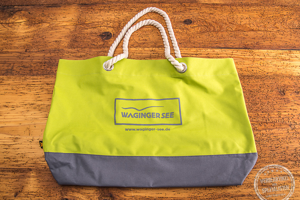 gr&uuml;ne Badetasche mit Kordeln und Audruck Waginger See in Grau