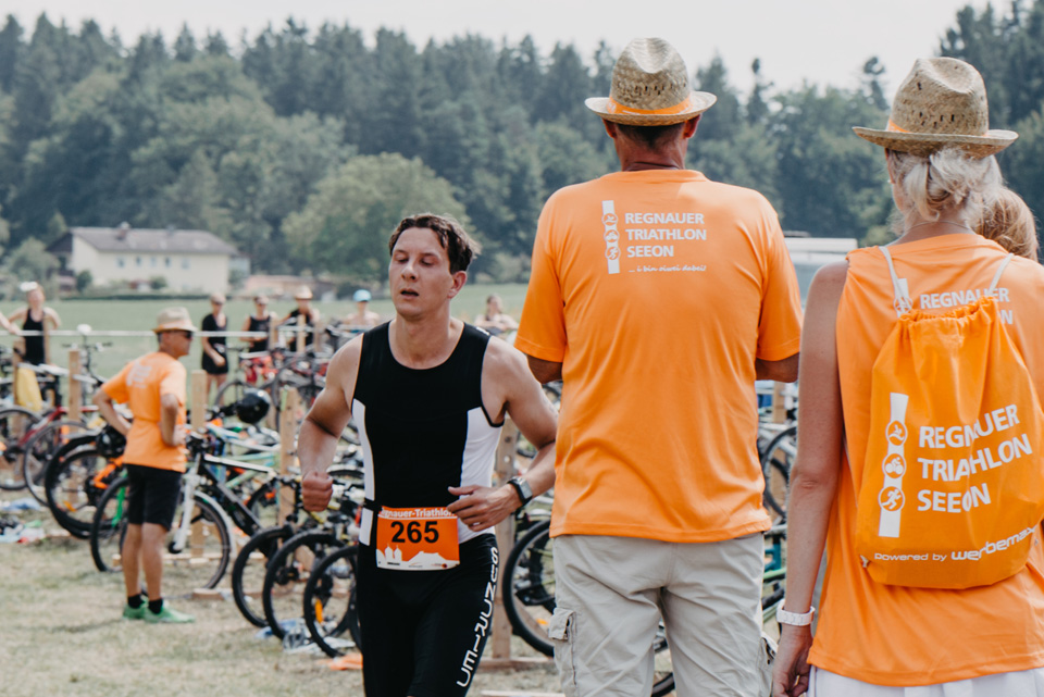 Regenauer Triathlon Seeon orangfarbene Matrucks&auml;cke mit wei&szlig;em Aufdruck und passende Strohh&uuml;te