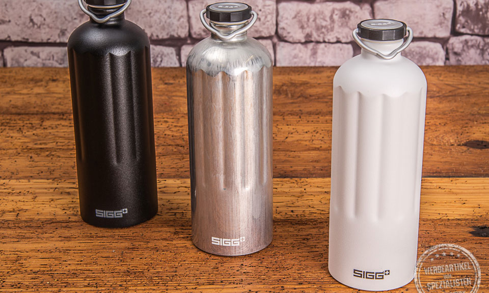 SIGG Trinkflasche Heritage aus Aluminium in den Farben schwarz, silber und wei&szlig; als Werbegeschenk mit Logo personalisierbar.
