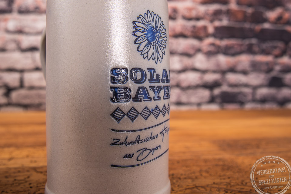 Bierkrug Gravur blau unterlegt in der Nahaufnahme