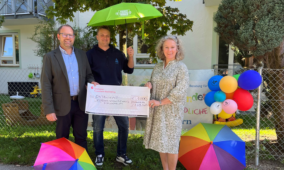 werbemax spendet an Kinderschutzbund Rosenheim 1.000 EUR im Rahmen der Aktion #SCHUTZschirmf&uuml;rKINDER von FARE.