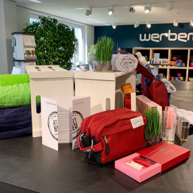 Werbemax Showroom Theke mit Werbeartikeln.