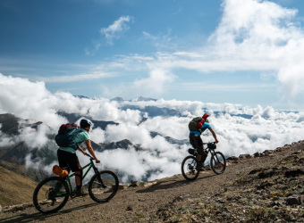 Deuter Rucksack als Werbeartikel getragen von zwei Mountain-Biker 