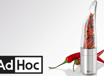 AdHoc Pfeffermühle gefüllt mit rotem Pfeffer als Werbeartikel.
