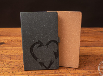 Nachhaltiges Notizbuch aus recyceltem Leder in braun und dunkelgrau