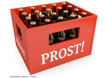 Roter Bierkasten mit Aufschrift Prosit. Brauerei Werbeartikel mit Logo bedrucken.